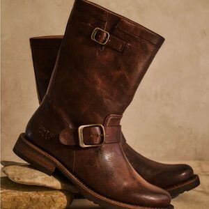 FRYE AND CO. Chesnee Short boots Walnut 8.5 NWT